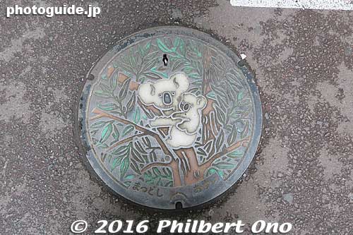 Manhole in Matsudo, Chiba showing koala bears.
Keywords: chiba matsudo manhole