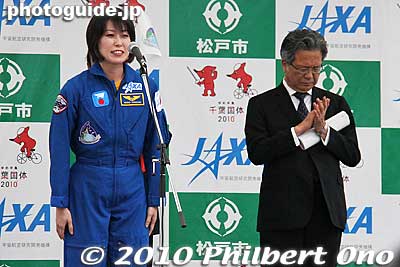 Naoko Yamazaki speaks, thanking everyone for their support and encouragement. 山崎直子宇宙飛行士 帰還報告会
Keywords: chiba matsudo Naoko Yamazaki astronaut 