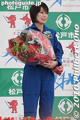 Naoko Yamazaki at her homecoming ceremony in Matsudo, Chiba. She was inspired to become an astronaut when she saw a school teacher fly on the space shuttle when she was growing up in the 1980s.
Keywords: chiba matsudo Naoko Yamazaki astronaut 