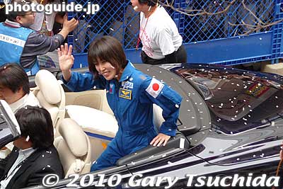 Naoko Yamazaki in a black convertible. Ever since the Challenger disaster in 1986 when Ellison Onizuka from Hawaii died (I never got over it), I always viewed the Space Shuttle as a risky vehicle. Even today, so many things can and do go wrong in space.
Keywords: chiba matsudo Naoko Yamazaki astronaut 