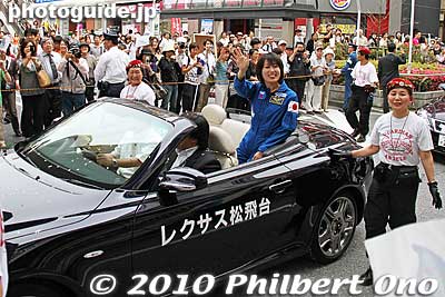There she is, my first good shot of her. Many people called out to her and she acknowledged with a wave and photogenic smile.
Keywords: chiba matsudo Naoko Yamazaki astronaut 