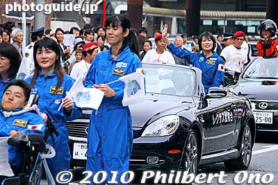 Behind the kids was Naoko Yamazaki's convertible from which she tirelessly waved and smiled. 
Keywords: chiba matsudo Naoko Yamazaki astronaut 