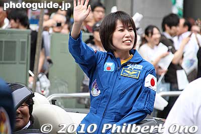 Here are a few of my rapid-fire shots of her when she passed by me the second and last time. It was too crowded to chase her any more.
Keywords: chiba matsudo Naoko Yamazaki astronaut 
