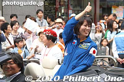 It's mind-boggling to see how much training she went through during 11 years or so before she actually went into space. It must've been hard on her husband and daughter, but they stuck it out and must be very proud.
Keywords: chiba matsudo Naoko Yamazaki astronaut 