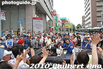 As soon as Naoko's car passed by, a huge wave of people rolled in to chase her and see her again. I was barely able to get these last two shots of her.
Keywords: chiba matsudo Naoko Yamazaki astronaut 