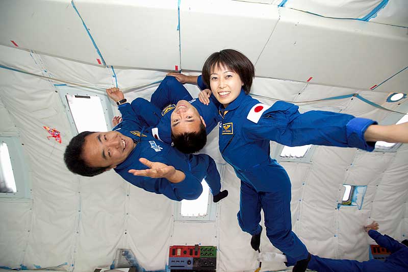13 October 2004 --- From the left, JAXA astronauts Satoshi Furukawa, Akihiko Hoshide and Naoko Yamazaki discover the joy of weightlessness aboard a KC-135, reduced gravity aircraft.
13 October 2004 --- From the left, JAXA astronauts Satoshi Furukawa, Akihiko Hoshide and Naoko Yamazaki discover the joy of weightlessness as they join members of NASA's 2004 class of astronaut candidates for a familiarization flight aboard a KC-135, reduced gravity aircraft
