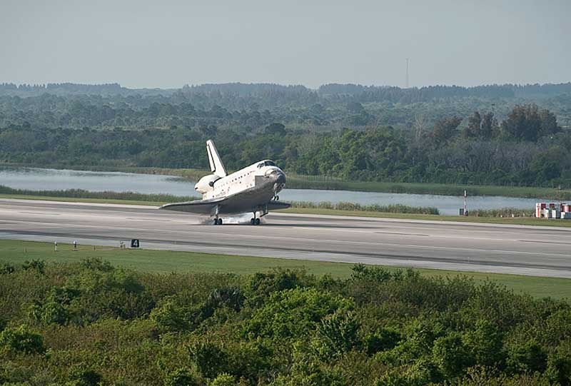 20 April 2010 --- The space shuttle Discovery is seen as it lands at the Kennedy Space Center in Cape Canaveral, Florida, on April 20, 2010.
20 April 2010 --- The space shuttle Discovery is seen as it lands at the Kennedy Space Center in Cape Canaveral, Florida, on April 20, 2010. Discovery and the STS-131 mission crew, NASA astronauts Alan Poindexter, commander; James P. Dutton Jr., pilot; Dorothy Metcalf-Lindenburger, Rick Mastracchio, Stephanie Wilson, Clayton Anderson and Japanese astronaut Naoko Yamazaki, all mission specialists, returned from their mission to the International Space Station. Photo credit: NASA/Bill Ingalls
