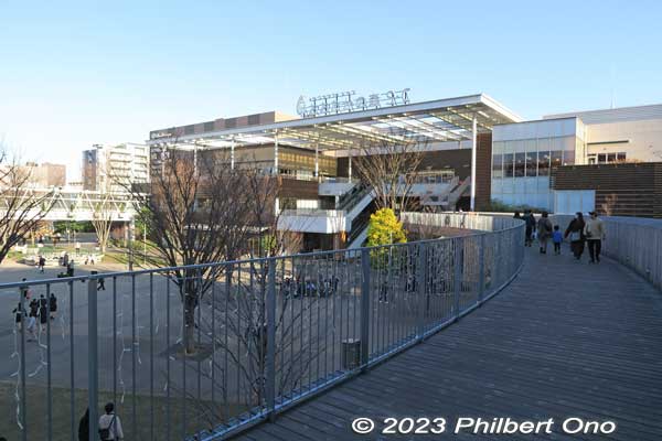 Nagareyama-Otakanomori Shopping Center is connected to the train station with a pedestrian walkway.
Keywords: Chiba Nagareyama Otakanomori Station