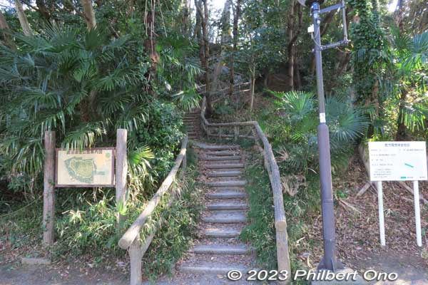 Steps to go up Saginuma Castle Park. The hill is 18 meters high.
Keywords: Chiba Narashino Saginuma Castle park tumuli burial mound
