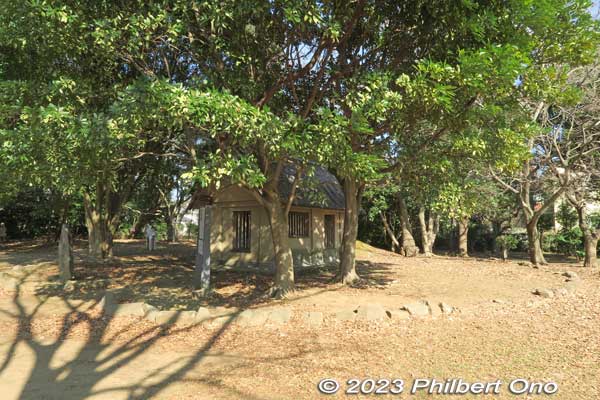 Mound B and stone coffin hut.
Keywords: Chiba Narashino Saginuma Castle park tumuli burial mound