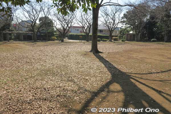 Park has a lot of space to run around.
Keywords: Chiba Narashino Saginuma Castle park tumuli burial mound