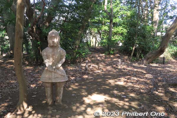 Pieces of haniwa sculptures were dug up and the park has two replicated Naniwa statues. One human and one horse. Unknown what the original haniwa actually looked like.
Keywords: Chiba Narashino Saginuma Castle park tumuli burial mound