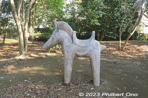 Horse haniwa statue (replica).
Keywords: Chiba Narashino Saginuma Castle park tumuli burial mound