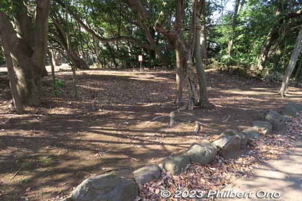 The burial mounds have stones along the perimeter.
Keywords: Chiba Narashino Saginuma Castle park tumuli burial mound