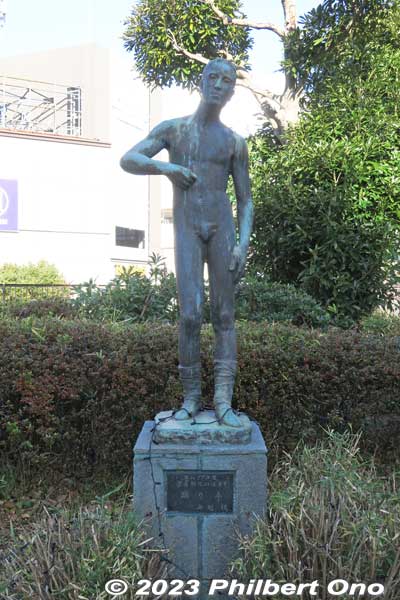 JR Tsudanuma Station south exit has this male statue.
Keywords: Chiba Narashino Tsudanuma Station train