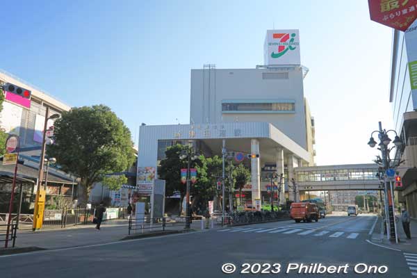 From JR Tsudanuma Station north exit, a short walk to Shin-Tsudanuma Station on the Shin-Keisei Line. 新津田沼駅
Keywords: Chiba Narashino Tsudanuma Station train