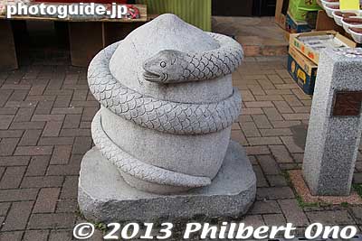 The path to Shinshoji has sculptures of the oriental zodiac. 2013 is the year of the snake.
Keywords: chiba narita-san shinshoji temple shingon buddhist setsubun mamemaki bean throwing