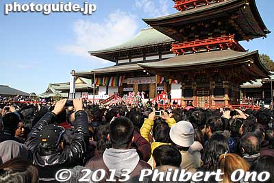 Finally in the central grounds of the temple. It was packed like a rush-hour Tokyo train.
Keywords: chiba narita-san shinshoji temple shingon buddhist setsubun mamemaki bean throwing