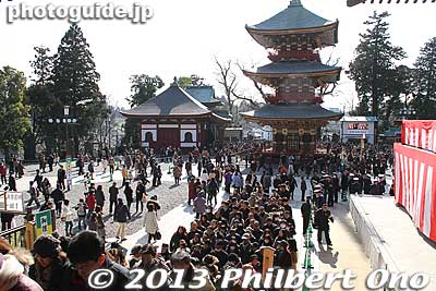 People streaming into the temple's main hall.
Keywords: chiba narita-san shinshoji temple shingon buddhist setsubun mamemaki bean throwing