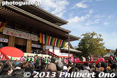In-between the bean-throwing sessions, they held a different ceremony, called "Kaiun mamemaki" (開運豆まき), inside the main hall. They paraded into the temple at around 12:30 pm.
Keywords: chiba narita-san shinshoji temple shingon buddhist setsubun mamemaki bean throwing
