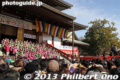 The people (no celebrities) participating in Kaiun mamemaki had a group photo taken. Anybody could join this by paying 10,000 yen.
Keywords: chiba narita-san shinshoji temple shingon buddhist setsubun mamemaki bean throwing