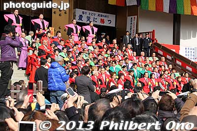 Finally, the celebrity bean throwers arrived again and first posed for a group photo before going inside the temple for the ceremony.
Keywords: chiba narita-san shinshoji temple shingon buddhist setsubun mamemaki bean throwing