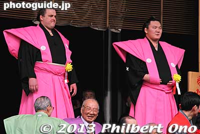 Baruto and Yokozuna Hakuho at Naritasan Shinshoji for Setsubun bean throwing on Feb. 3, 2013.
Keywords: chiba narita-san shinshoji temple shingon buddhist setsubun mamemaki bean throwing sumo wrestlers japansumo