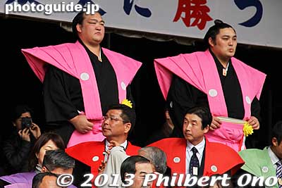Ozeki Kisenosato and Okinoumi at Naritasan.
Keywords: chiba narita-san shinshoji temple shingon buddhist setsubun mamemaki bean throwing sumo wrestlers japansumo