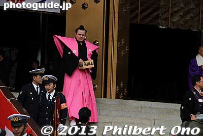 After the ceremony which took about 20 min., they came out of the temple and took their places for bean throwing. This is Baruto.
Keywords: chiba narita-san shinshoji temple shingon buddhist setsubun mamemaki bean throwing sumo wrestlers