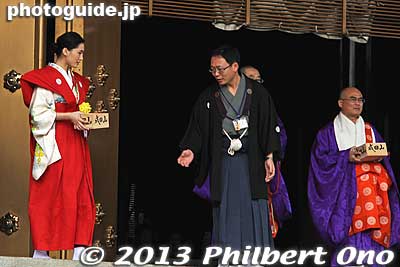 Actress Haruka Ayase comes out of the temple.
Keywords: chiba narita-san shinshoji temple shingon buddhist setsubun mamemaki bean throwing