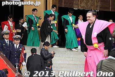 At left is Ayame Goriki, another actress, comes out of the temple.
Keywords: chiba narita-san shinshoji temple shingon buddhist setsubun mamemaki bean throwing sumo wrestlers