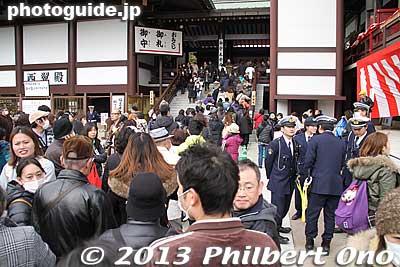 The crowds make their way into the main hall.
Keywords: chiba narita-san shinshoji temple shingon buddhist setsubun mamemaki bean throwing