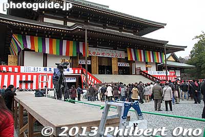 The press cameramen who were on this platform were all gone after the 2nd bean-throwing session.
Keywords: chiba narita-san shinshoji temple shingon buddhist setsubun mamemaki bean throwing