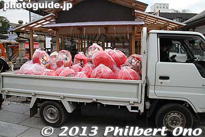 Daruma dolls on a truck.
Keywords: chiba narita-san shinshoji temple shingon buddhist setsubun mamemaki bean throwing