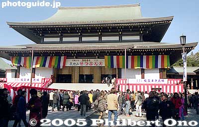 Narita-san temple's main hall.
Keywords: chiba narita-san shinshoji temple shingon buddhist setsubun mamemaki bean throwing