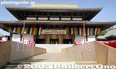 Platform for bean throwers.
Keywords: chiba narita-san shinshoji temple shingon buddhist setsubun mamemaki bean throwing