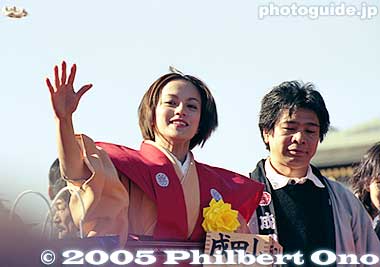 Actress Riho Makise throwing setsubun beans at Narita-san
Keywords: chiba narita-san shinshoji temple shingon buddhist setsubun mamemaki bean throwing