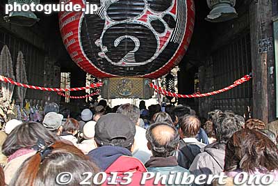 Going through Niomon Gate which has a large paper lantern.
Keywords: chiba narita narita-san temple Shingon Buddhist