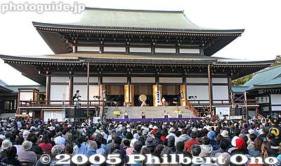 Narita-san Dai-hondo main worship hall. These people are waiting to see the taiko drum performance. 大本堂
Keywords: chiba, narita, narita-san, temple, Buddhist japantemple