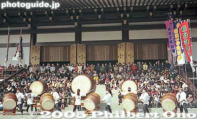 Main stage at Narita-san temple.
Keywords: chiba, narita, taiko, matsuri, festival, drum, narita-san