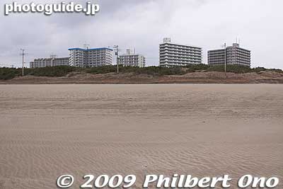 A few hotels overlook the beach.
Keywords: chiba onjuku-machi beach ocean sand 