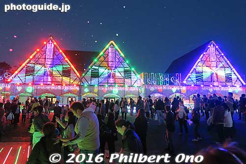 Every 30 min., a song by the boy band SMAP blared through the speakers and the lights blinked along with the song. No German music.
Keywords: chiba sodegaura tokyo german village
