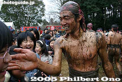 A Touch of Mud. One custom is to receive a touch of mud on your face.
Keywords: chiba, yotsukaido, Warabi Hadaka Matsuri, festival, mud matsuri2