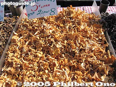 Dried mushrooms
At Market Square.
Keywords: Finland food