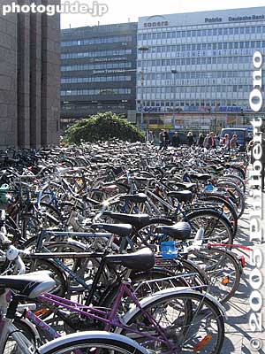 Bicycles next to Railway Station　駅前の自転車
You see this only during the warmer months.

放置自転車は見かけなかった。ママチャリも全然ない。
Keywords: Finland Helsinki