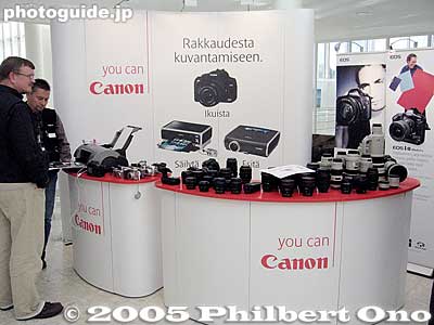 Canon booth　スポンサーのブース
Canon was one of the festival sponsors and had a booth in Kuusamo Hall where they proudly displayed the new [url=http://consumer.usa.canon.com/ir/controller?act=ModelDetailAct&fcategoryid=139&modelid=11933]EOS 5D full-frame digital SLR camera[/url]. It was here where I held this new camera for the first time and salivated. First thing you notice is the huge viewfinder picture. And it's only slightly larger than the EOS 20D.

キヤノンが一つのスポンサーであった。出たばかりのEOS 5Dも展示された。
Keywords: Finland Kuusamo nature photo