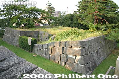 Another stone foundation which was partially damaged during the 1948 Fukui Easrthquake.
Keywords: fukui castle moat stone wall