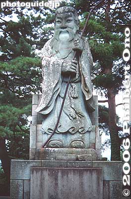 Statue of Emperor Keitai in Asuwayama Park 継体天皇像
The 26th Emperor of Japan is said to have hailed from Echizen Province.
Keywords: fukui asuwayama park emperor japansculpture