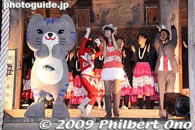 Later, Obama's mascot Nana-chan (a cat with mackerel fish stripes) joined in and they sang the mascot's song.
Keywords: fukui obama barack 
