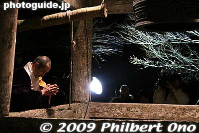 The temple priest prays after ringing the bell.
Keywords: fukui obama barack hagaji temple 